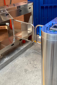 ZKTECO PROENTRANCE SB03FPack - Barrera Peatonal de Acero Inoxidable / 3 Carriles de Alto Flujo / Ancho de Carril 104.5 cm / Incluye Lectores de Huella/Tarjeta FR1500 y Panel de Control de Acceso inBio260Pro / Requiere Licencia ZKT068008 o ZKT0680031