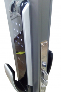 COMMAX CDL210P - Cerradura biométrica con verificación por huella, teclado touch para validación por password y tarjetas Mifare, Llave mecánica, soporta hasta 100 usuarios